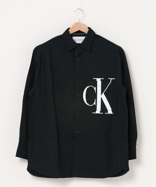 Calvin Klein Jeans（カルヴァンクラインジーンズ）の「CKロゴ グラフィック オーバーサイズ シャツ（シャツ/ブラウス・メンズ・ホワイト/ブラック・S/M/L/XL）」の5枚目の写真