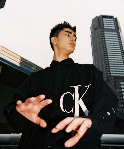 Calvin Klein Jeans（カルヴァンクラインジーンズ）の「CKロゴ グラフィック オーバーサイズ シャツ（シャツ/ブラウス・メンズ・ホワイト/ブラック・S/M/L/XL）」の13枚目の写真