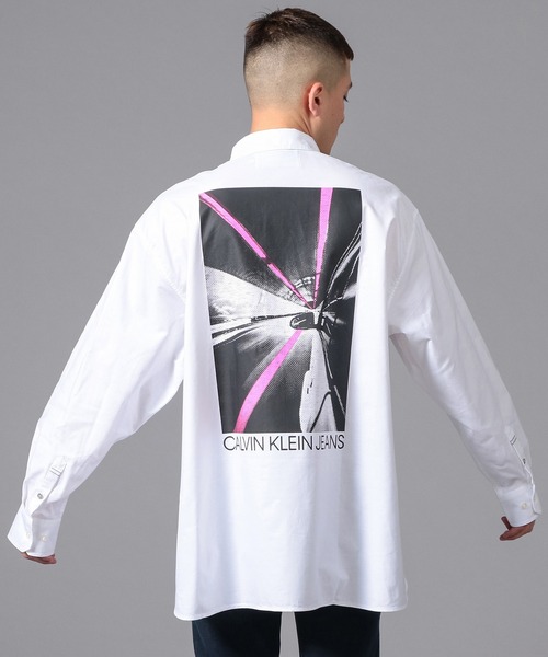 Calvin Klein Jeans（カルヴァンクラインジーンズ）の「CKロゴ グラフィック オーバーサイズ シャツ（シャツ/ブラウス・メンズ・ホワイト/ブラック・S/M/L/XL）」の9枚目の写真