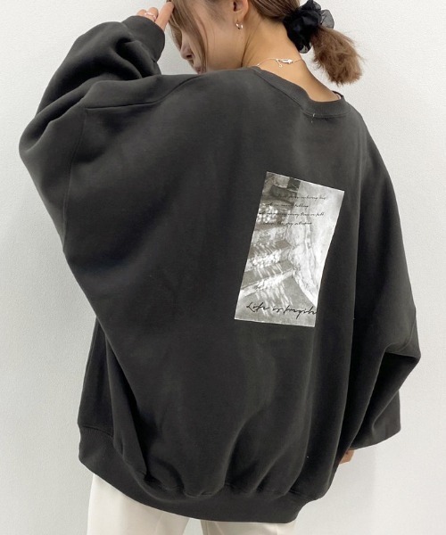 apres jour mignon(アプレジュールミニョン)の「アソートプリント袖ボリュームスウェット【ZOZOTOWN限定アイテム】(スウェット・レディース・ベージュ/その他/ブラウン系その他/グレイッシュベージュ/パープル/クリーム/ダークブルー/ダークブラウン/アイボリー/ブラック系その他/ライトベージュ/ブラック/カーキ/モカ/パープル系その他/ブルー系その他・フリー/X-LARGE)」の4枚目の写真