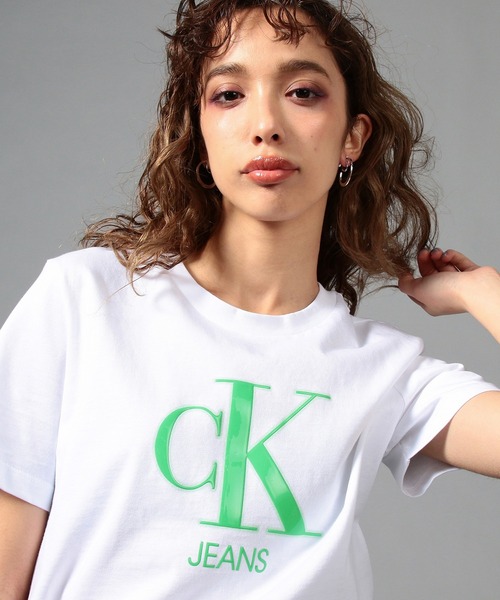 Calvin Klein Jeans(カルヴァンクラインジーンズ)の「ネオン ロゴ ショートスリーブ Tシャツ(Tシャツ/カットソー・レディース・ホワイト/ブラック・M/S/L/XS)」の6枚目の写真