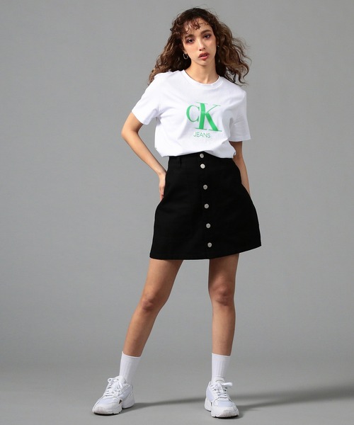 Calvin Klein Jeans(カルヴァンクラインジーンズ)の「ネオン ロゴ ショートスリーブ Tシャツ(Tシャツ/カットソー・レディース・ホワイト/ブラック・M/S/L/XS)」の7枚目の写真