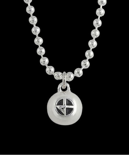 NONENON(ノンノン)の「【NONENON】BILLIARD BALL LOGO NECKLACE / ノンノン ビリヤード ボール ロゴ ネックレス(ネックレス・メンズ・シルバー/ゴールド・SMALL/MEDIUM/LARGE)」の2枚目の写真