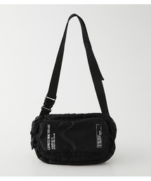 AZUL by moussy（アズールバイマウジー）の「LOGO MESSAGE MINI BODY BAG/ロゴメッセージミニボディバッグ（ショルダーバッグ・メンズ）」
