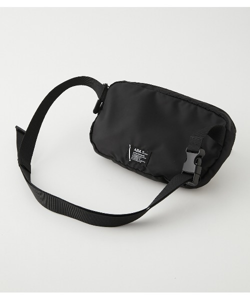 AZUL by moussy(アズールバイマウジー)の「LOGO MESSAGE MINI BODY BAG/ロゴメッセージミニボディバッグ(ショルダーバッグ・メンズ・ブラック・FREE)」の2枚目の写真