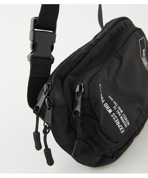 AZUL by moussy(アズールバイマウジー)の「LOGO MESSAGE MINI BODY BAG/ロゴメッセージミニボディバッグ(ショルダーバッグ・メンズ・ブラック・FREE)」の4枚目の写真