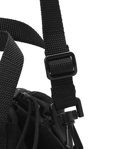 Manhattan Portage(マンハッタンポーテージ)の「Iona Island Shoulder Bag(ショルダーバッグ・メンズ・ブラック・X-SMALL)」の3枚目の写真