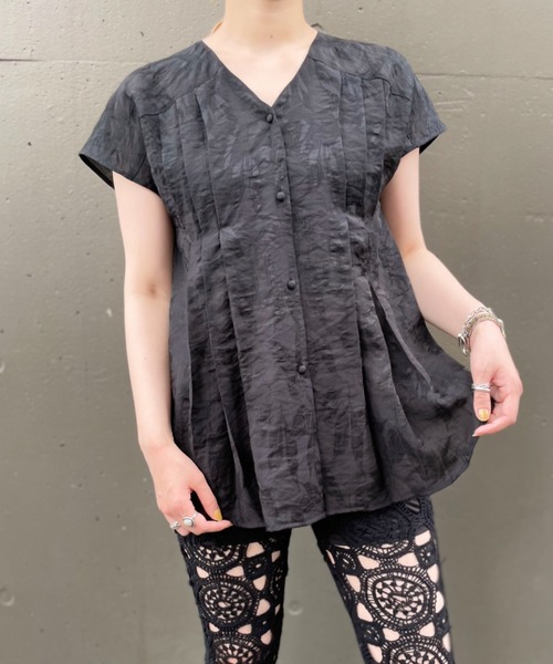 CIAOPANIC(チャオパニック)の「リーフ柄ジャガードノースリーブタックシャツ(シャツ/ブラウス・レディース・ブラック/グリーン・FREE)」の2枚目の写真