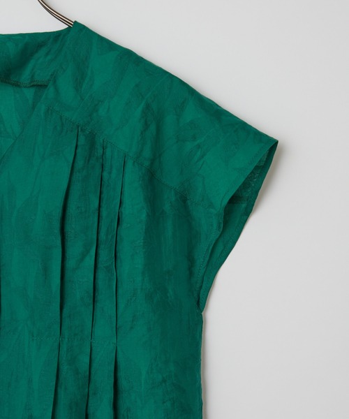 CIAOPANIC(チャオパニック)の「リーフ柄ジャガードノースリーブタックシャツ(シャツ/ブラウス・レディース・ブラック/グリーン・FREE)」の5枚目の写真