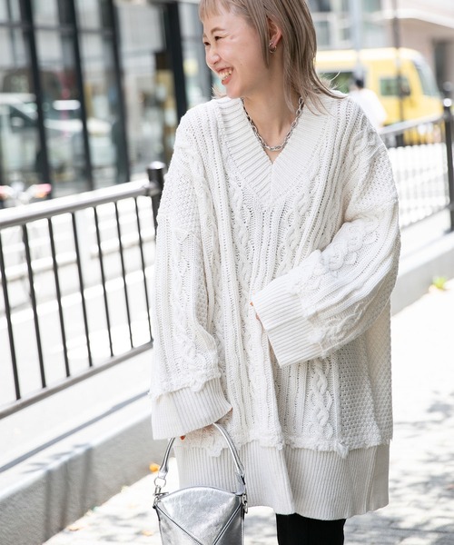 JEANASIS(ジーナシス)の「ダメージケーブルBIGVニット/958383(ニット/セーター・レディース・アイボリー/ブラック/ブルー・FREE)」の21枚目の写真