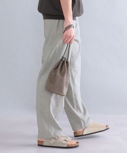 SHIPS（シップス）の「SHIPS: レザー 巾着バッグ（エコバッグ/サブバッグ・メンズ・ブラック/ダークグレー・ONE SIZE）」の8枚目の写真