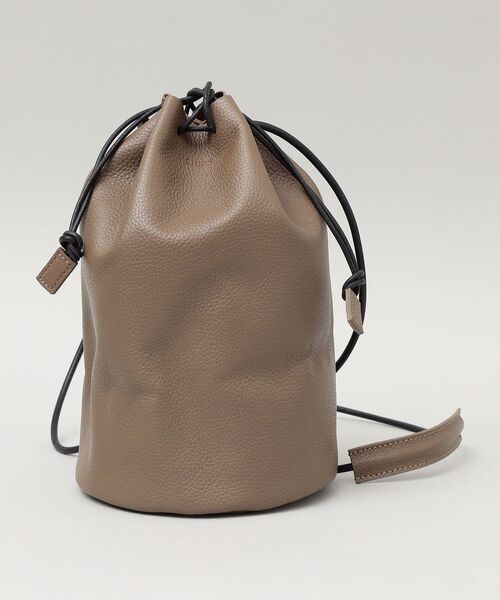 SHIPS（シップス）の「SHIPS: レザー 巾着バッグ（エコバッグ/サブバッグ・メンズ・ブラック/ダークグレー・ONE SIZE）」の10枚目の写真