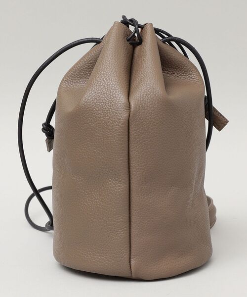 SHIPS（シップス）の「SHIPS: レザー 巾着バッグ（エコバッグ/サブバッグ・メンズ・ブラック/ダークグレー・ONE SIZE）」の13枚目の写真
