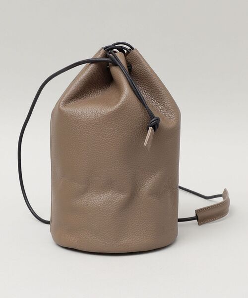 SHIPS（シップス）の「SHIPS: レザー 巾着バッグ（エコバッグ/サブバッグ・メンズ・ブラック/ダークグレー・ONE SIZE）」の17枚目の写真