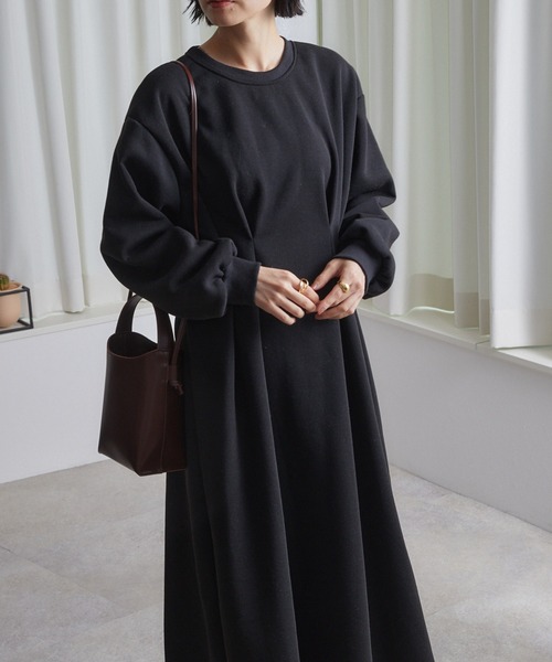 ECRIRE(エクリール)の「ウエストタックロングOP(ワンピース・レディース・チャコールグレー/ブラック/ベージュ・M)」の2枚目の写真