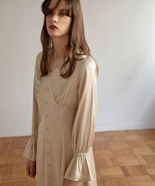 mangata(モンガータ)の「Satin flare onepiece(Tシャツ/カットソー・レディース・ホワイト/ブラック・FREE)」の2枚目の写真