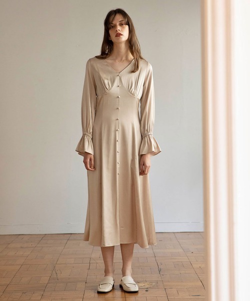 mangata(モンガータ)の「Satin flare onepiece(Tシャツ/カットソー・レディース・ホワイト/ブラック・FREE)」の3枚目の写真