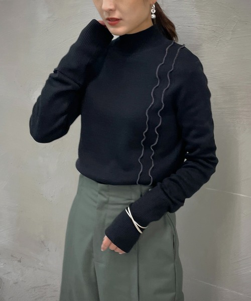 &g'aime(アンジェム)の「【&g’aime】メローハイネックニット(ニット/セーター・レディース・ブラック/パープル/グレイッシュベージュ/チャコール・FREE)」の8枚目の写真