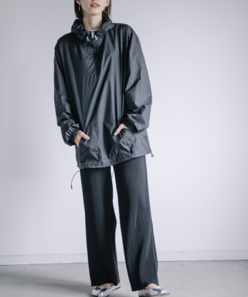 Chaco closet(チャコ クローゼット)の「軽量ナイロンプルオーバーパーカー ポーチ付き(マウンテンパーカー・レディース・ブラック/グレー/イエロー・FREE)」の6枚目の写真