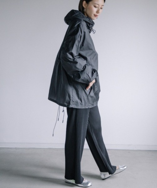 Chaco closet(チャコ クローゼット)の「軽量ナイロンプルオーバーパーカー ポーチ付き(マウンテンパーカー・レディース・ブラック/グレー/イエロー・FREE)」の7枚目の写真