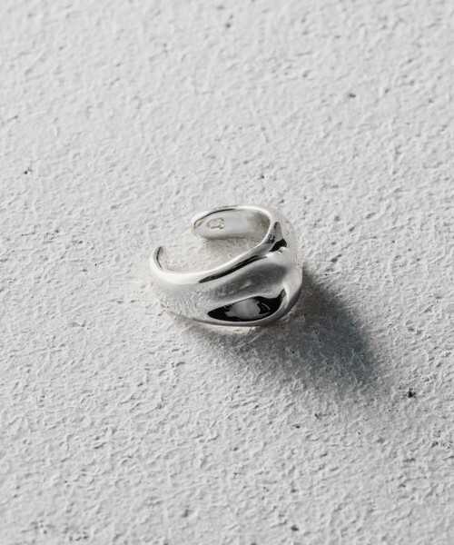 and cloud（アンドクラウド）の「Rust Earcuff（イヤーカフ・レディース・ブラック/イエローゴールド/シルバー・FREE）」の4枚目の写真