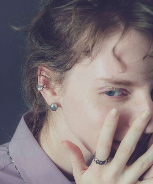 and cloud（アンドクラウド）の「Rust Earcuff（イヤーカフ・レディース・ブラック/イエローゴールド/シルバー・FREE）」の6枚目の写真