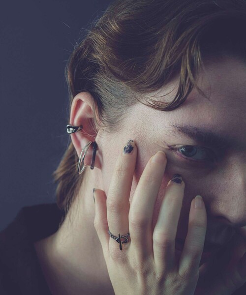 and cloud（アンドクラウド）の「Rust Earcuff（イヤーカフ・レディース・ブラック/イエローゴールド/シルバー・FREE）」の12枚目の写真