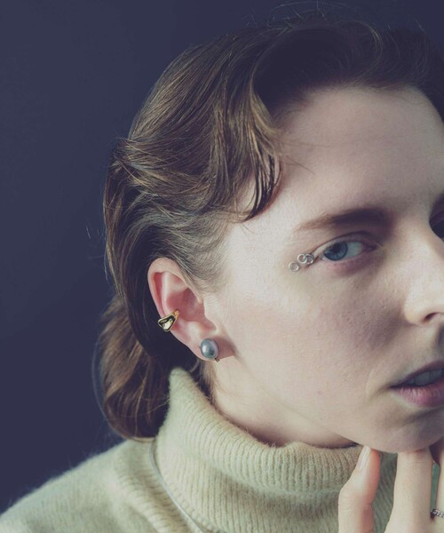 and cloud（アンドクラウド）の「Rust Earcuff（イヤーカフ・レディース・ブラック/イエローゴールド/シルバー・FREE）」の3枚目の写真