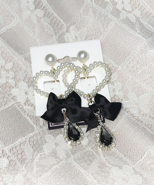 ROJITA（ロジータ）の「リボンビジュ付きパールハートイヤリング（イヤリング・レディース・ブラック/ピンク・FREE）」の2枚目の写真