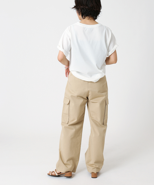 B.C STOCK(ベーセーストック)の「ピグメント2段ロゴTシャツ(Tシャツ/カットソー・レディース・ホワイト/ベージュ/ネイビー/グリーン・FREE)」の7枚目の写真
