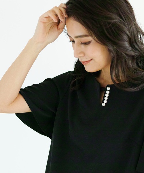 WHITE JOOLA（ホワイトジョーラ）の「【手洗いできる・WEB限定】パールキーネックデザインフレアー半袖ブラウス（シャツ/ブラウス・レディース・ブラック/ベージュ/オフホワイト・LL/SS/S/M/L）」の19枚目の写真