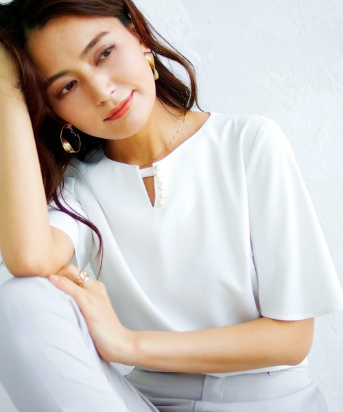 WHITE JOOLA（ホワイトジョーラ）の「【手洗いできる・WEB限定】パールキーネックデザインフレアー半袖ブラウス（シャツ/ブラウス・レディース・ブラック/ベージュ/オフホワイト・LL/SS/S/M/L）」の5枚目の写真