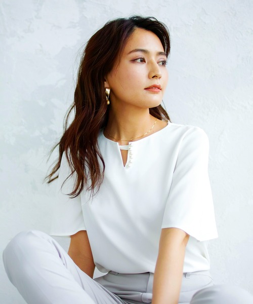 WHITE JOOLA（ホワイトジョーラ）の「【手洗いできる・WEB限定】パールキーネックデザインフレアー半袖ブラウス（シャツ/ブラウス・レディース・ブラック/ベージュ/オフホワイト・LL/SS/S/M/L）」の8枚目の写真