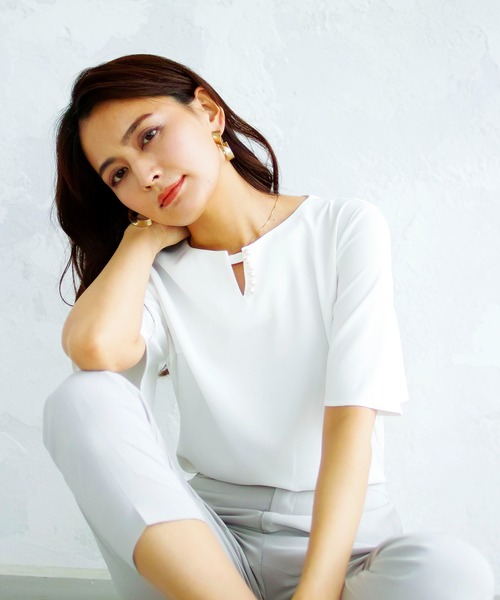 WHITE JOOLA（ホワイトジョーラ）の「【手洗いできる・WEB限定】パールキーネックデザインフレアー半袖ブラウス（シャツ/ブラウス・レディース・ブラック/ベージュ/オフホワイト・LL/SS/S/M/L）」の6枚目の写真