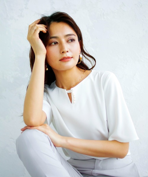 WHITE JOOLA（ホワイトジョーラ）の「【手洗いできる・WEB限定】パールキーネックデザインフレアー半袖ブラウス（シャツ/ブラウス・レディース・ブラック/ベージュ/オフホワイト・LL/SS/S/M/L）」の7枚目の写真