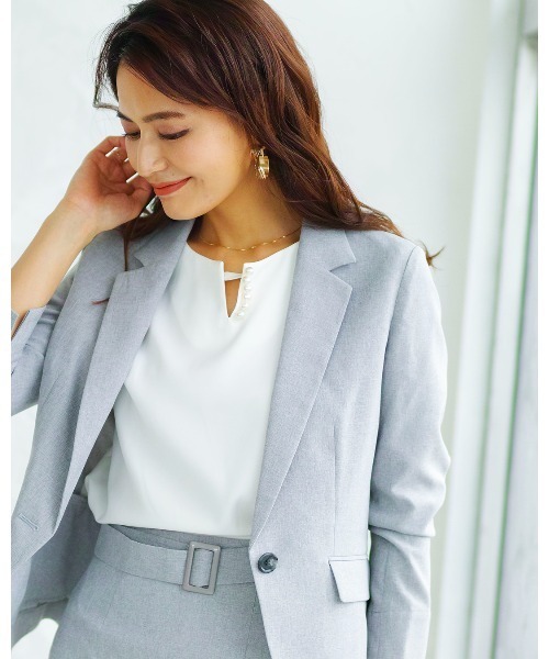 WHITE JOOLA（ホワイトジョーラ）の「【手洗いできる・WEB限定】パールキーネックデザインフレアー半袖ブラウス（シャツ/ブラウス・レディース・ブラック/ベージュ/オフホワイト・LL/SS/S/M/L）」の4枚目の写真