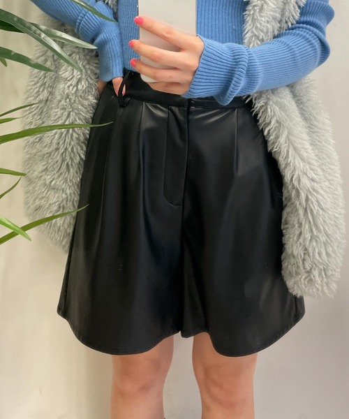 WEGO（ウィゴー）の「WEGO/フェイクレザーハーフパンツ（その他パンツ・レディース・アイボリー/ブラック・FREE）」の2枚目の写真