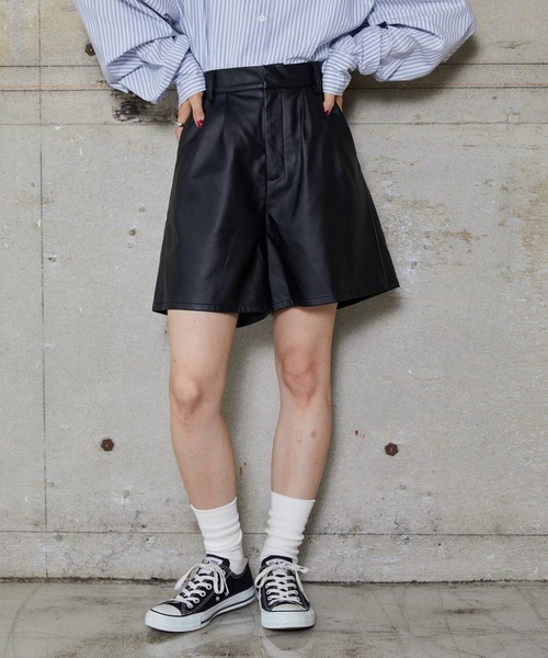 WEGO（ウィゴー）の「WEGO/フェイクレザーハーフパンツ（その他パンツ・レディース・アイボリー/ブラック・FREE）」の4枚目の写真