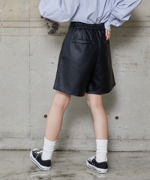 WEGO（ウィゴー）の「WEGO/フェイクレザーハーフパンツ（その他パンツ・レディース・アイボリー/ブラック・FREE）」の3枚目の写真