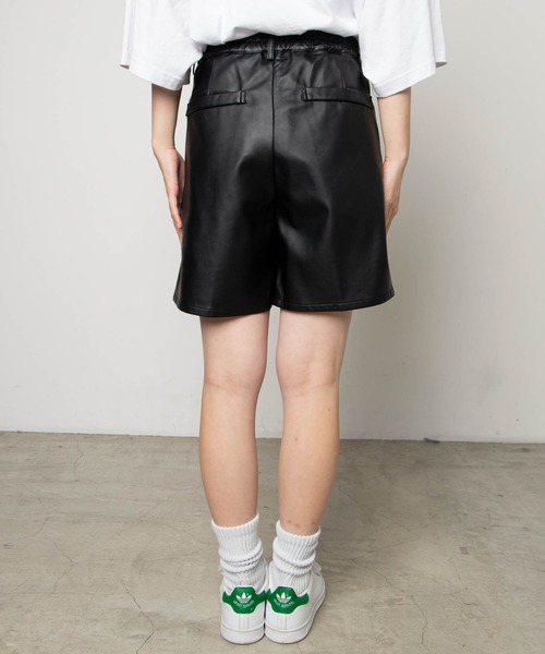 WEGO（ウィゴー）の「WEGO/フェイクレザーハーフパンツ（その他パンツ・レディース・アイボリー/ブラック・FREE）」の6枚目の写真