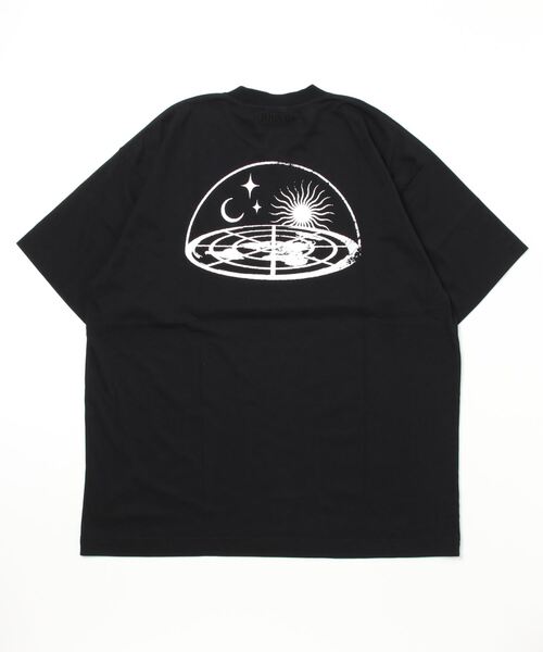 VETEMENTS（ヴェトモン）の「VETEMENTS / ヴェトモン：FLAT EARTH T-SHIRT：UA53TR430[RIP]（Tシャツ/カットソー・メンズ・ホワイト/ブラック・S/M/XS）」の4枚目の写真
