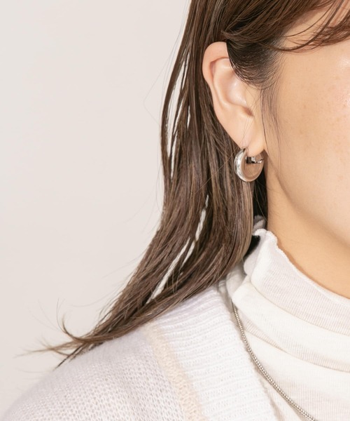 KBF(ケイビーエフ)の「クォーターサークルピアス(ピアス(両耳用)・レディース・シルバー/ゴールド・ONE)」の1枚目の写真