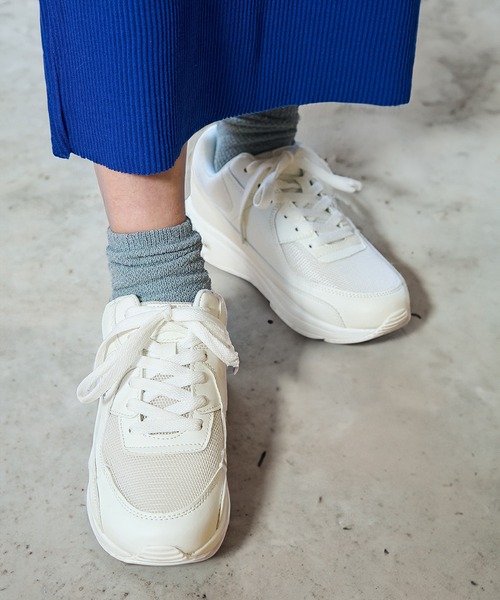 moz（モズ）の「moz(モズ)ワンポイントロゴエア入りクッションスニーカー（スニーカー・レディース・ホワイト/ライトブラウン/ライトグレー/ブラック/ブラック系その他・22.5cm/24.0cm/24.5cm/23.0cm/23.5cm）」の2枚目の写真