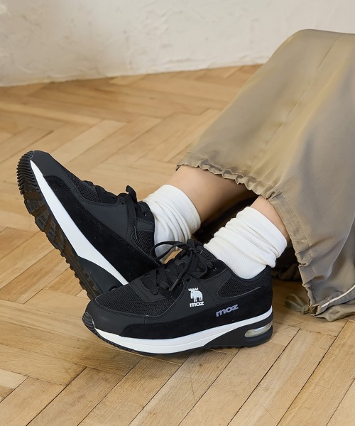 moz（モズ）の「moz(モズ)ワンポイントロゴエア入りクッションスニーカー（スニーカー・レディース・ホワイト/ライトブラウン/ライトグレー/ブラック/ブラック系その他・22.5cm/24.0cm/24.5cm/23.0cm/23.5cm）」の16枚目の写真