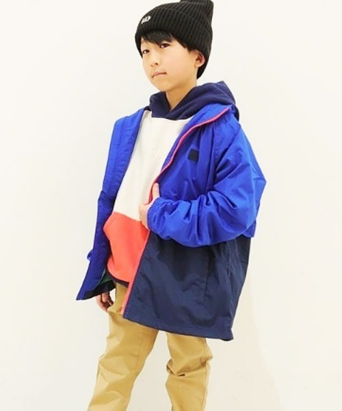 GAP（ギャップ）の「ウインドバスタージャケット (キッズ)（ナイロンジャケット・キッズ・ブラック/ブルー・M/L/XL/XXL/S）」の2枚目の写真