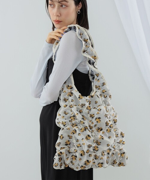 Ray BEAMS（レイビームス）の「Casselini × Ray BEAMS / 別注 ジャカード フリル トートバッグ（トートバッグ・レディース・ブラック/ホワイト・ONE SIZE）」の4枚目の写真