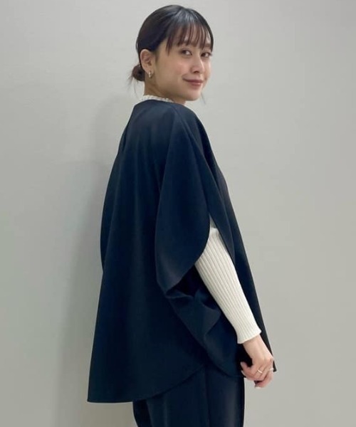 CAST:（キャストコロン）の「【イチオシ/セットアップ】ラウンドフォルムジャージージャケット（ノーカラージャケット・レディース・オフホワイト/ブラック・M）」の10枚目の写真