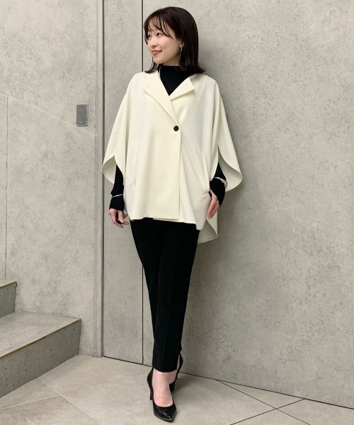 CAST:（キャストコロン）の「【イチオシ/セットアップ】ラウンドフォルムジャージージャケット（ノーカラージャケット・レディース・オフホワイト/ブラック・M）」の4枚目の写真