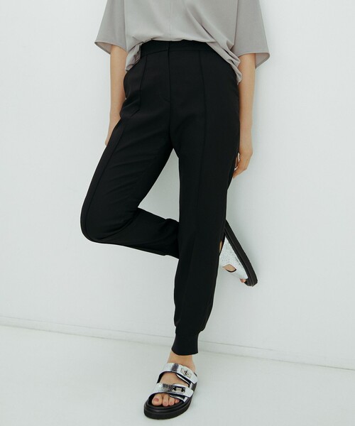 ICB(アイシービー)の「【接触冷感・UVケア・速乾・洗える】FluidBackSatin ジョグパンツ(その他パンツ・レディース・ブラック系/ネイビー系/ライトイエロー系・6/4/2/0)」の2枚目の写真