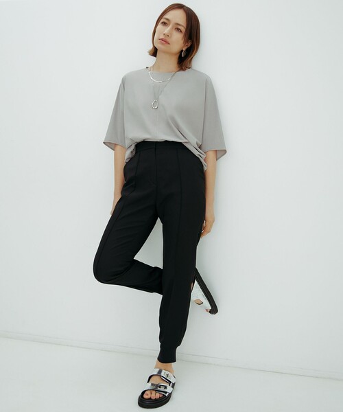 ICB(アイシービー)の「【接触冷感・UVケア・速乾・洗える】FluidBackSatin ジョグパンツ(その他パンツ・レディース・ブラック系/ネイビー系/ライトイエロー系・6/4/2/0)」の4枚目の写真